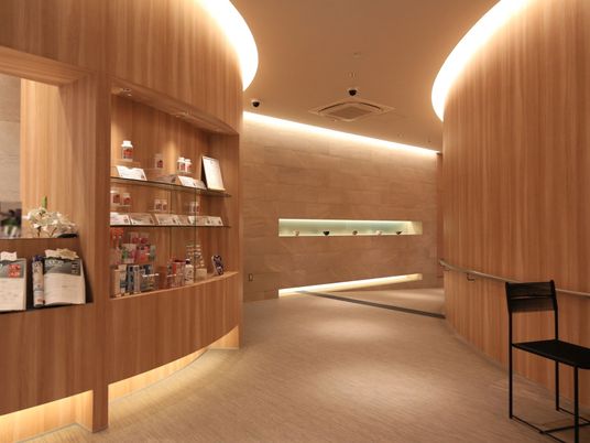 落ち着いた色合いの廊下 