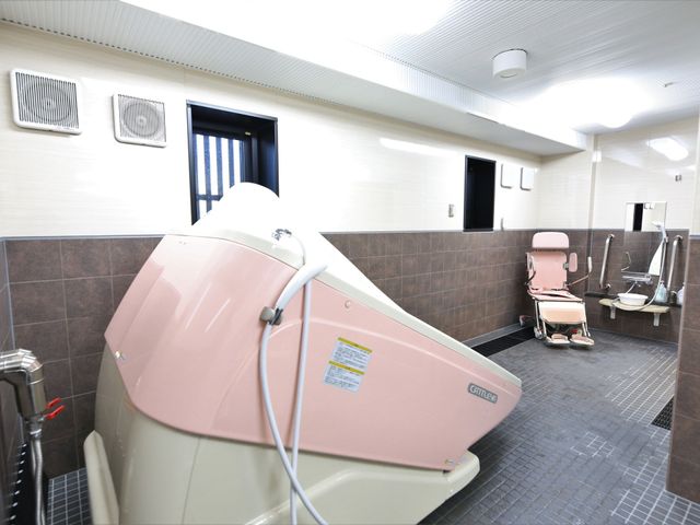 バリアフリーの浴室設備 浴室  車椅子での移動が考えられた広々とした浴室です。安全と快適を支える設備が整っております。