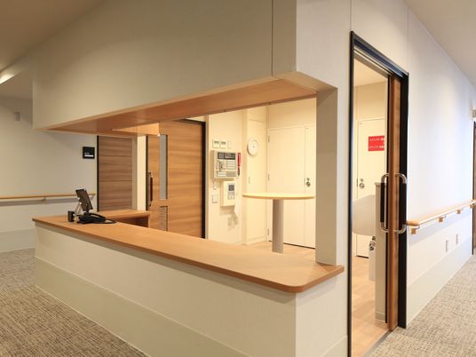  明るい受付エリア  