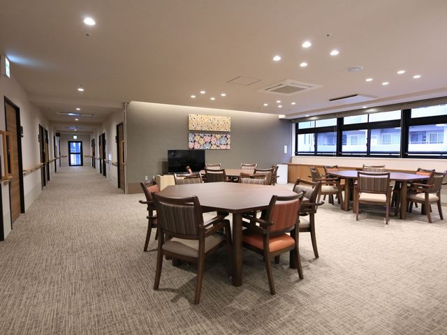 広々としたダイニングスペース リビングルーム  ゆとりあるスペースで食事や会話を楽しめるダイニングルームがあります。窓から自然光が差し込む、明るく開放的な雰囲気です。