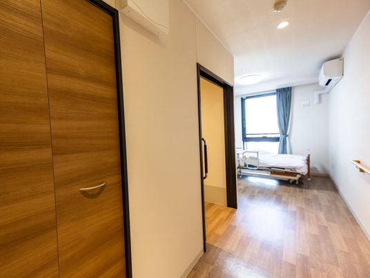  居室扉とベッドの見える空間  