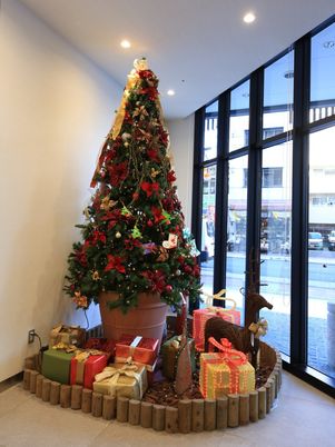 クリスマスツリーとプレゼント 