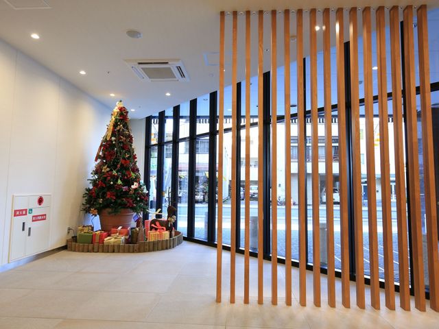 クリスマスツリーのあるロビー 窓際 季節感を感じられる暖かみのあるエントランスです。ゆったりとした時間が流れる空間が皆様をお出迎えします。