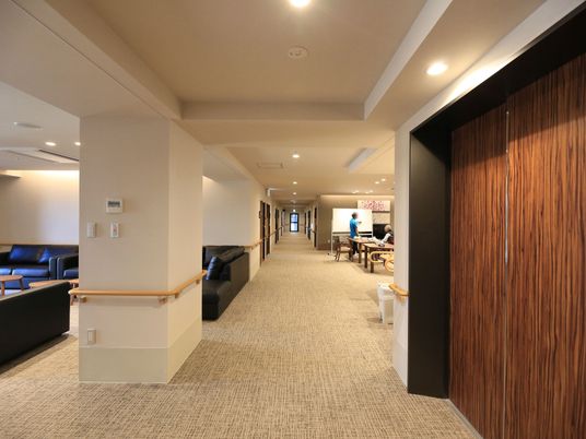  廊下と共有スペースの風景  