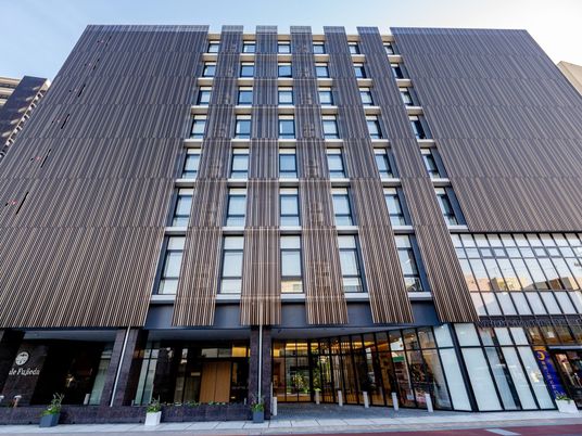  現代的な建物の外観 