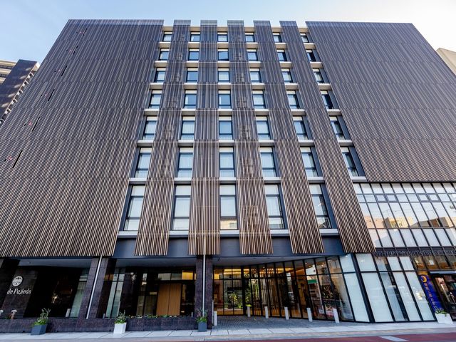 現代的な建物の外観 外観  清潔感のあふれるモダンな建物です。幅広の入口は出入りがしやすく、明るい雰囲気が迎えてくれます。