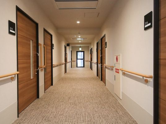 廊下の手すりとドア