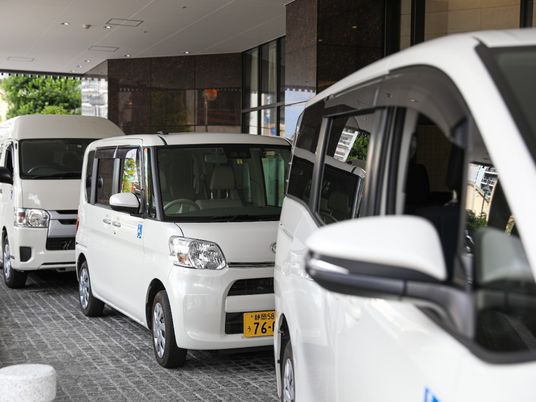 エントランスの送迎車