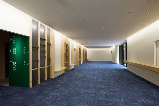 広々とした廊下の光景