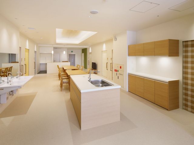 居心地の良いダイニング ダイニングルーム モダンで清潔感のあるダイニングは、共に食事を楽しむ空間となっています。明るく広々とした設計で、ゆったりとした時間をお過ごしいただけます。