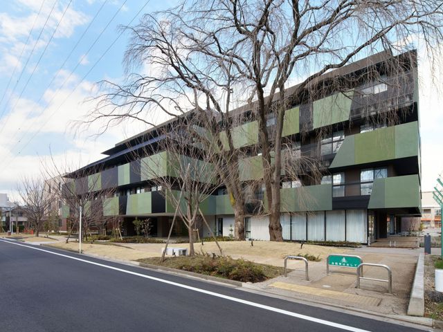 モダンな外観の建物 外観 新しい施設の外観は、落ち着いた色合いでモダンなデザインとなっており、広々とした入り口があります。