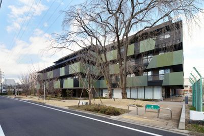 モダンな外観の建物