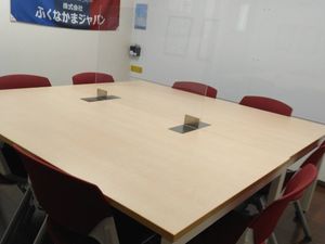 会議用テーブルの室内  