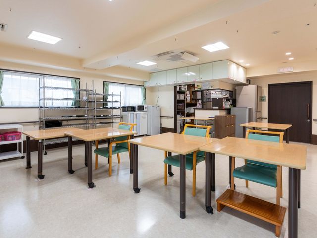 設備充実した空間 ダイニングルーム 調理設備の整ったこの部屋は、快適な食事と交流の場を提供しています。窓から自然光が差し込み、明るく開放感があります。