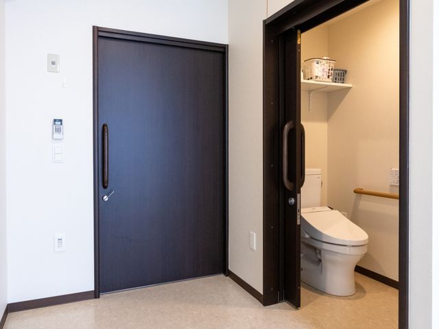 やさしい設計のトイレ トイレ プライバシーに配慮した設計で、安全に利用できるトイレです。手すりが備え付けられています。