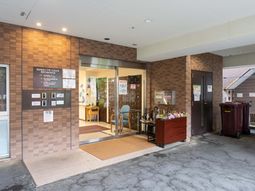 広いエントランス玄関