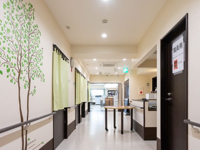 手すり付きの廊下 廊下 壁面に絵が飾られた広々とした廊下です。手すりがあり、安全に移動できます。