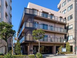 現代的な建物のエントランス