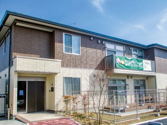 明るい外観の施設外観