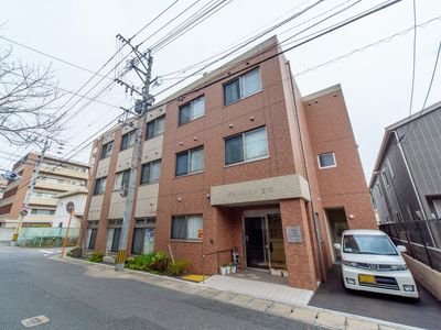 外観の落ち着いた建物