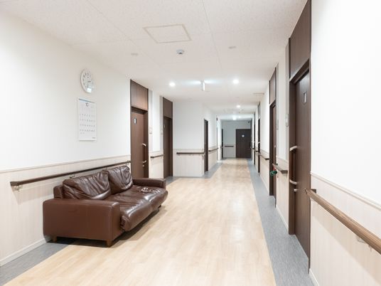 清潔感のあるゆったり廊下