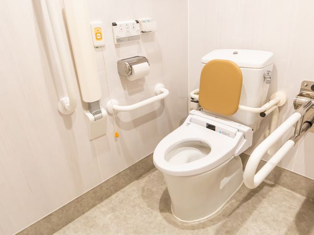 手すり付きのトイレ トイレ 安全性を考慮した手すりが設置されており、利用者の方に優しい設計になっています。