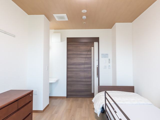 寝室の一角 居室 明るく木の温もりを感じるお部屋で、ゆったりとした空間があります。介護の仕事をするにも快適です。