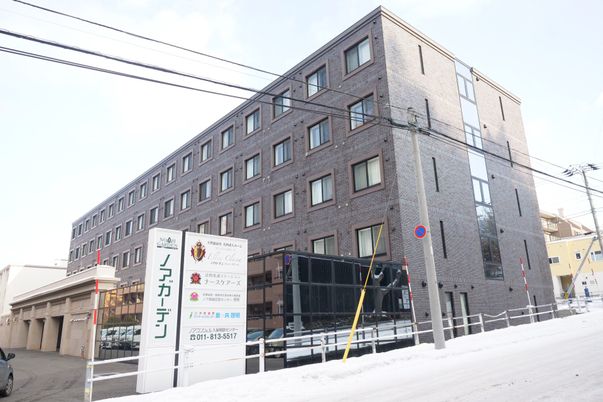 看板前の建物