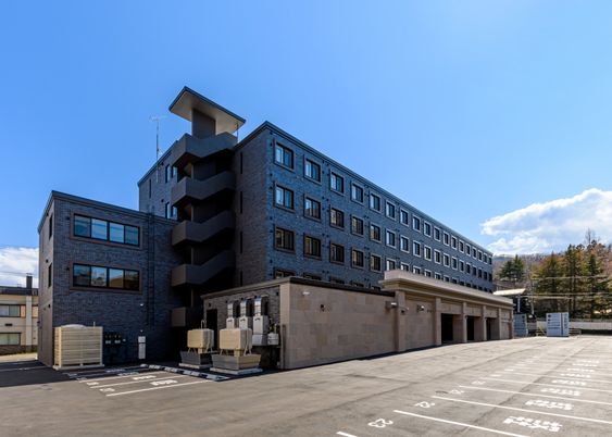 駐車場のある建物外観
