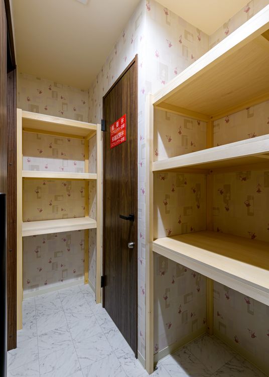 収納棚のある小部屋