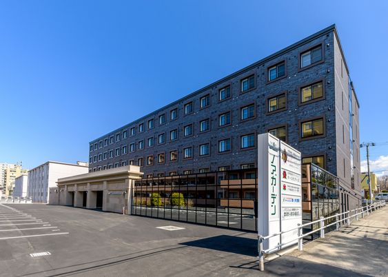 モダンな外観の建物