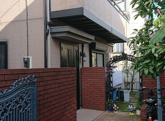 落ち着いた外観の施設