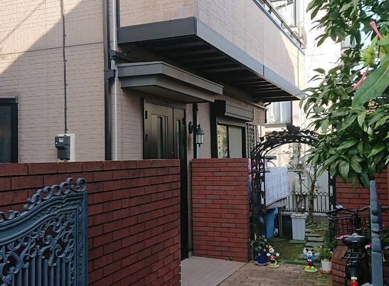 落ち着いた外観の施設