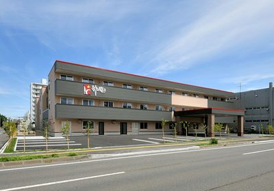 落ち着いた外観の建物