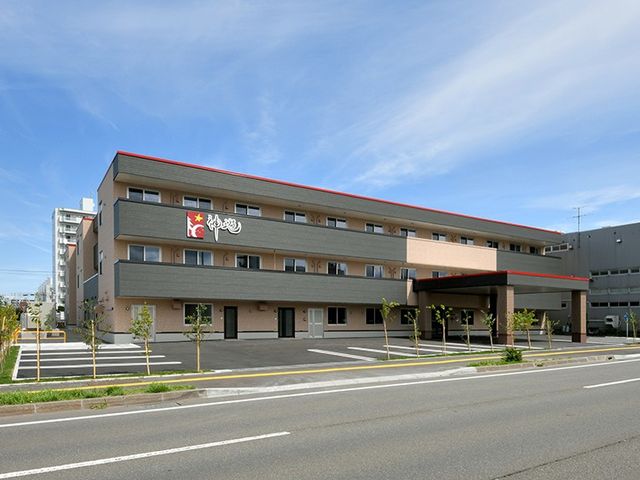 落ち着いた外観の建物 外観 落ち着いた色合いの建物で、周囲の環境に調和しています。職場として心地よい環境です。