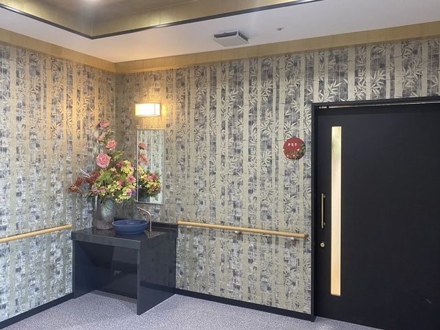 華やかなエントランス エントランス 温かみのある花のディスプレイと壁紙が迎えるエントランスです。手すり付きで安全です。