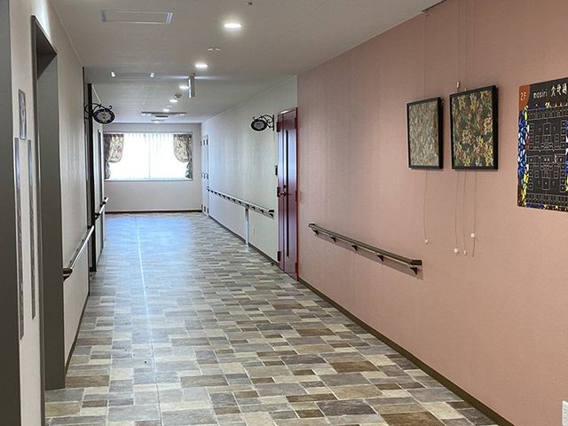 明るく広々とした廊下 廊下 広々とした廊下は、自然光が差し込みます。手すりがあるので安全に移動できます。