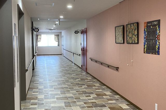 明るく広々とした廊下