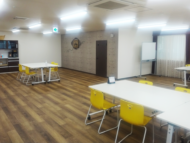 広々とした多目的室 多目的室 明るい自然光が差し込む多目的室では、快適に様々な活動を行うことができます。