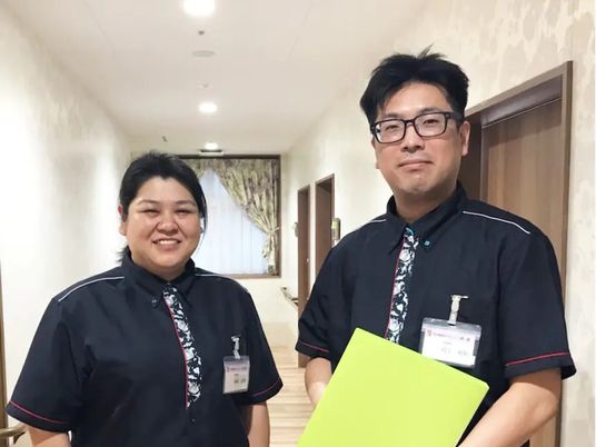 廊下で並ぶ職員  