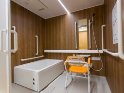 手すり付き清潔な浴室