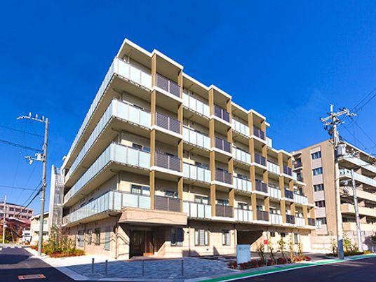 新築そうな外観の建物