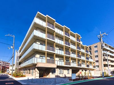 新築そうな外観の建物
