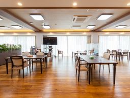 広々とした明るい食堂