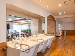 明るい広々ダイニングルーム