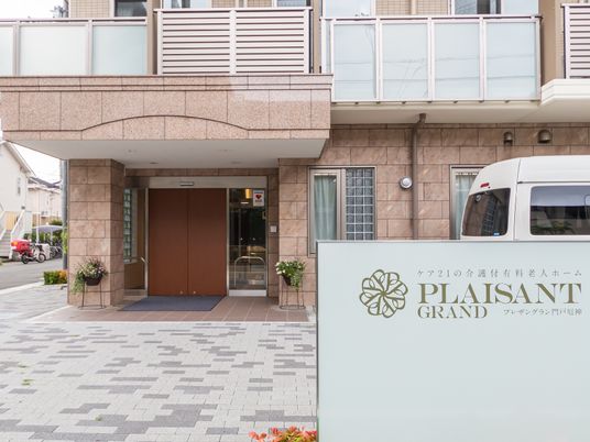 エントランスの風情ある外観