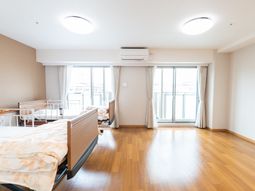 明るい居室の様子