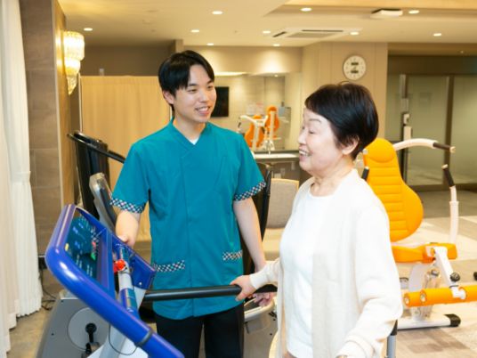 スタッフと利用者の機能訓練室  