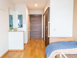 明るい居室の一角