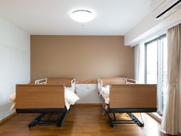 明るい窓のある清潔な居室